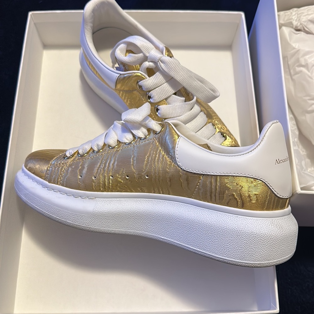 Gold Alexander McQUEEN oversized sneaker